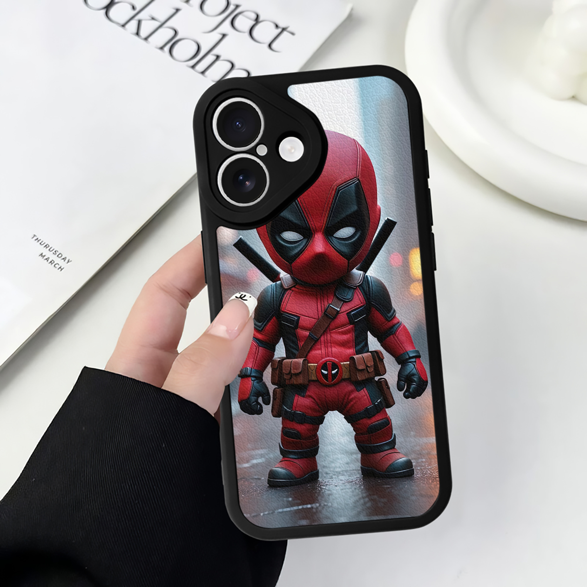 （画像用） Deadpool デッドプール 【iPhone 16シリーズ対応】シリコンスマホケース（レザー調） 材質：シリコン